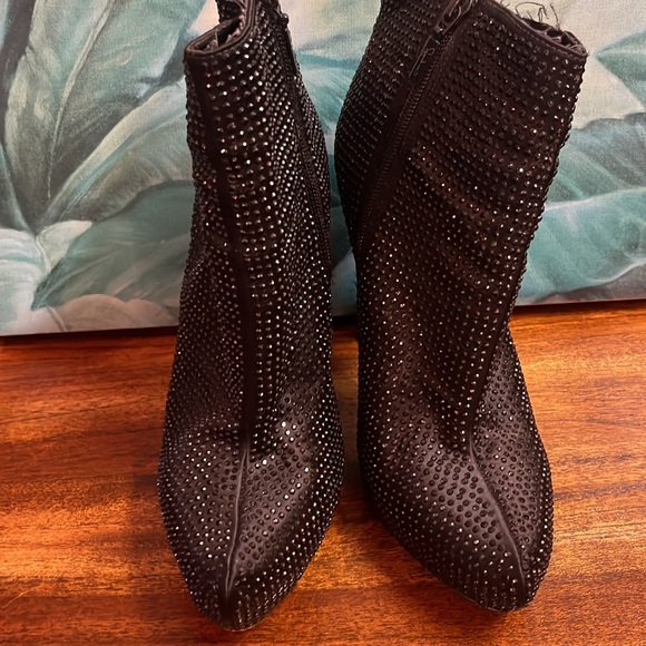 🥰Report Signature “Clarkson”Bootie, Black Satin/ Crystal, Sz 8 - Picture 3 of 5